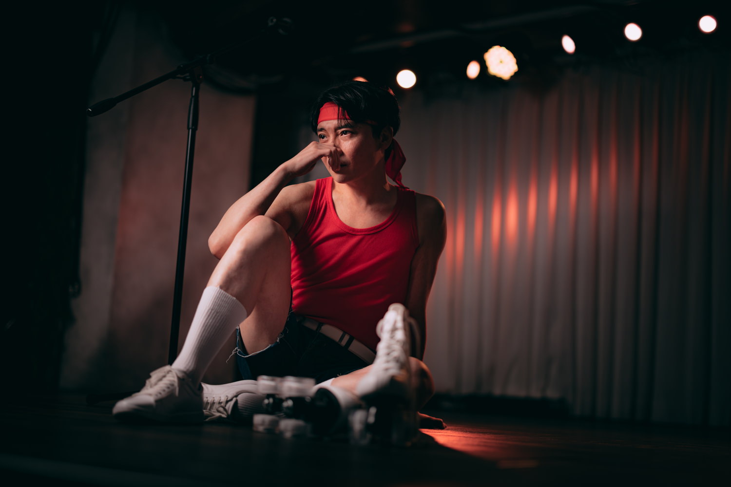 アイドル界への夢を捨てきれず、地下アイドルで新たな挑戦に挑む会社経営者の男性の無料写真素材
